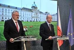 Premiér Bohuslav Sobotka a předseda SMO ČR Dan Jiránek na tiskové konferenci po jednání Premiér Bohuslav Sobotka a předseda SMO ČR Dan Jiránek na tiskové konferenci po jednání