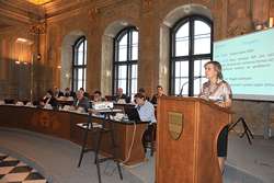 Na jednání s tajemníky o činnosti Rady hovoří Jana Vildumetzová, náměstkyně ministra vnitra Na jednání s tajemníky o činnosti Rady hovoří Jana Vildumetzová, náměstkyně ministra vnitra