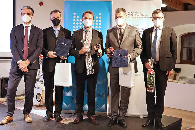 Zástupci měst Kyjov a Opava, oceněných cenami MV za kvalitu ve veřejné správě spolu s předávajícími, náměstkem ministra P. Vokáčem a ředitelem odboru D. Slámou