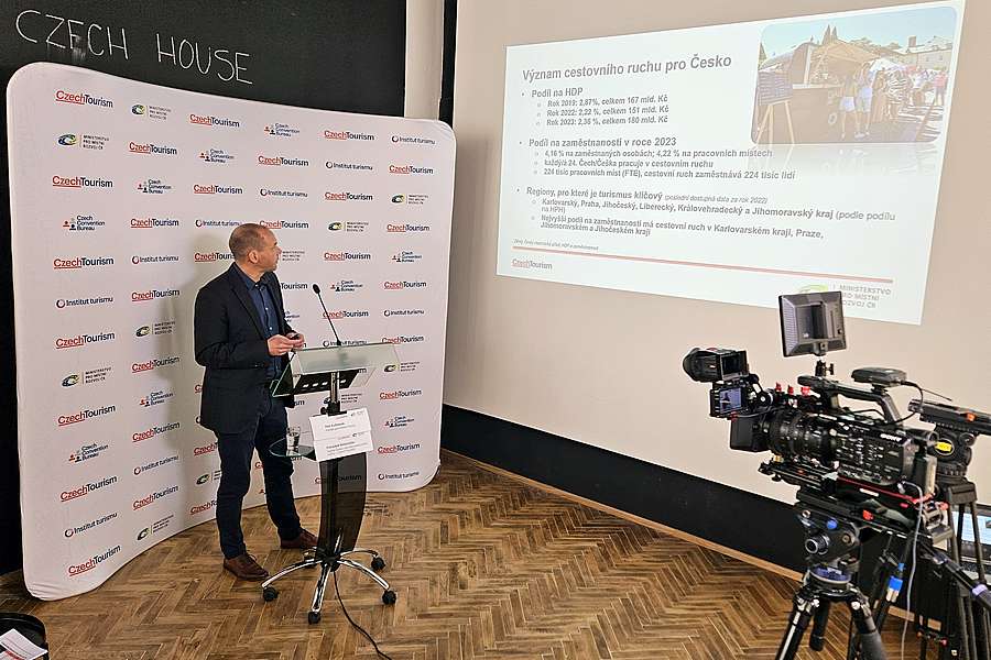 Ministr pro místní rozvoj Petr Kulhánek na tiskové konferenci